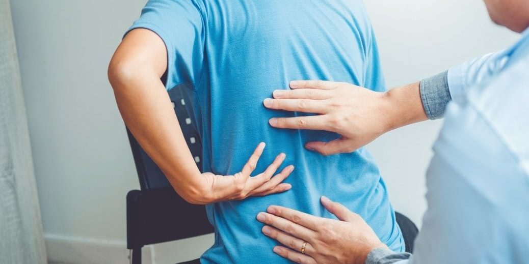 doctor-consulting-with-patient-back-problems-physical-therapy-concept_t20_JzLnaP-1038×675