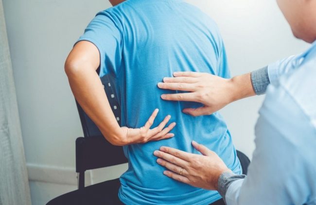 doctor-consulting-with-patient-back-problems-physical-therapy-concept_t20_JzLnaP-1038×675