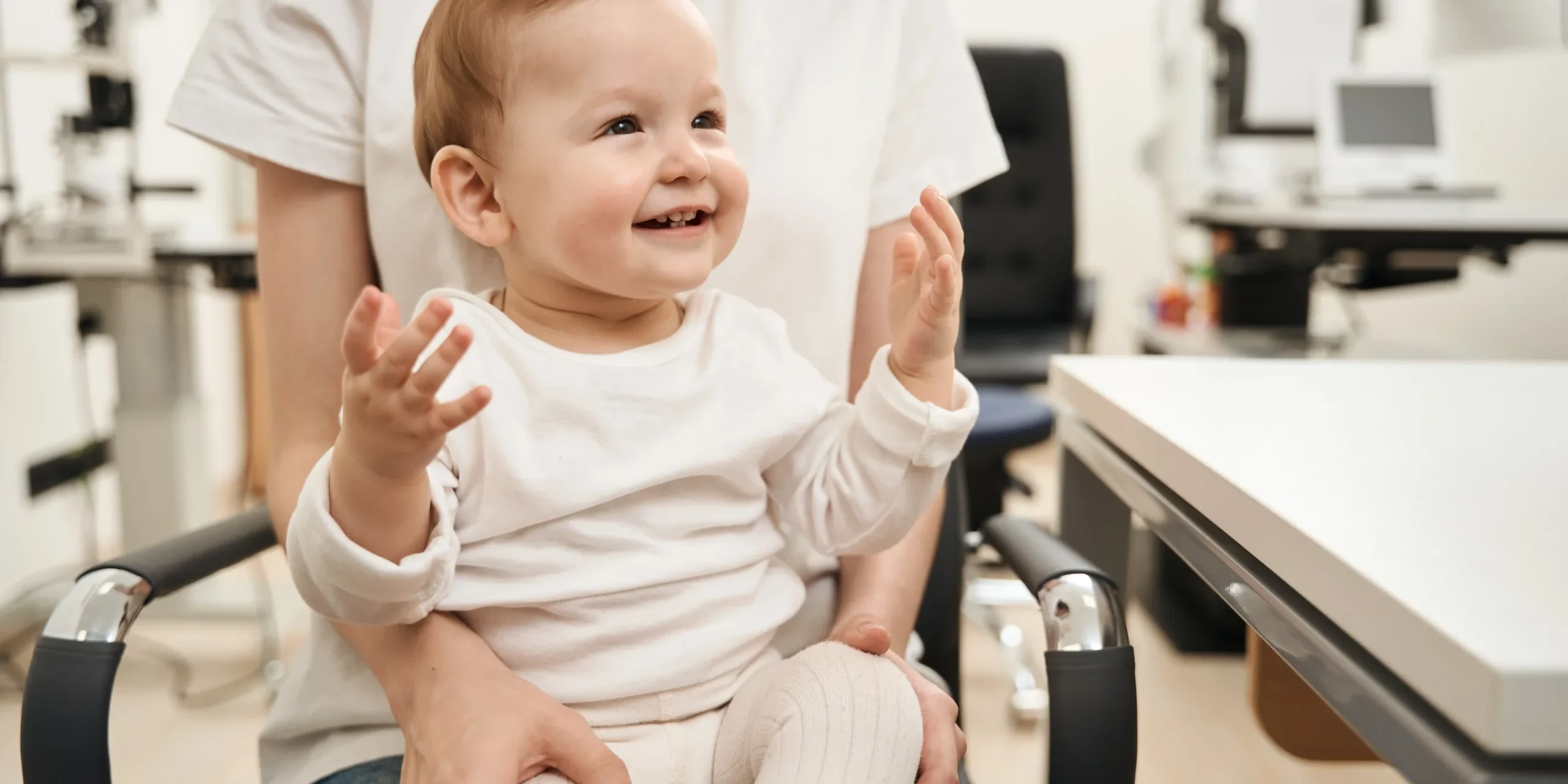 Early Signs and Symptoms of Spinal Muscular Atrophy Spinal Muscular Atrophy (SMA) is a rare genetic disorder that weakens the muscles by affecting the motor neurons—nerve cells in the spinal cord that control movement. Over time, these motor neurons deteriorate, leading to progressive muscle weakness and loss of function. Since early detection and treatment can significantly improve outcomes, recognizing the first signs and symptoms of SMA is crucial.